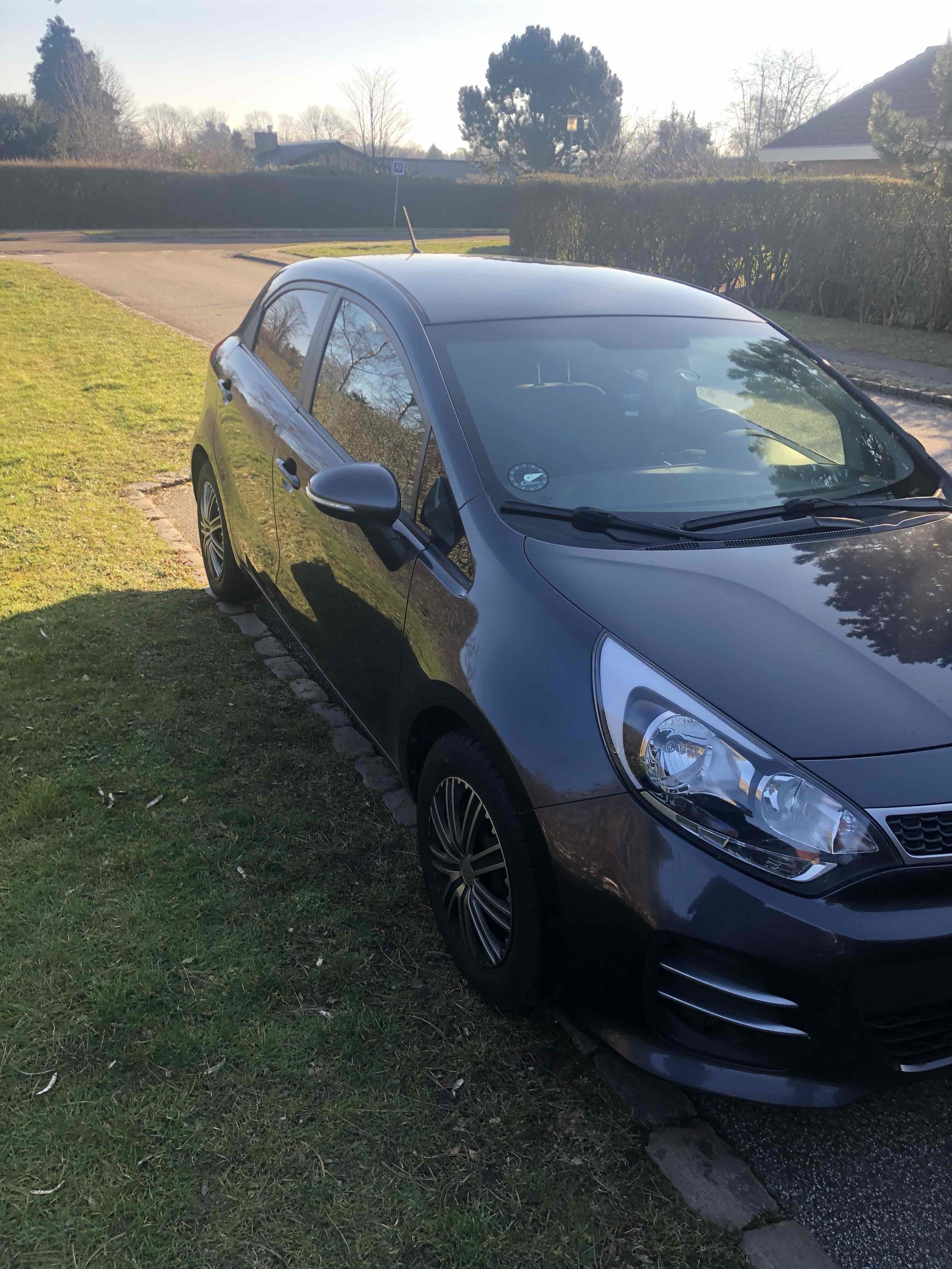 Grå Kia Rio fra 2016