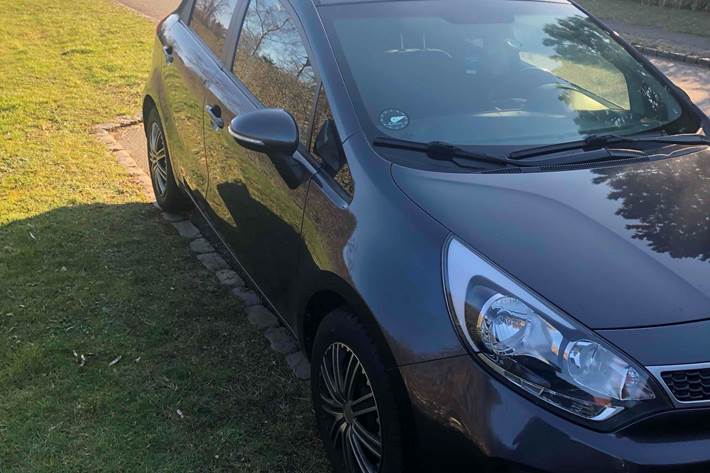 Grå Kia Rio fra 2016