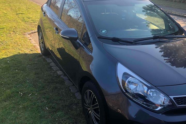 Grå Kia Rio fra 2016