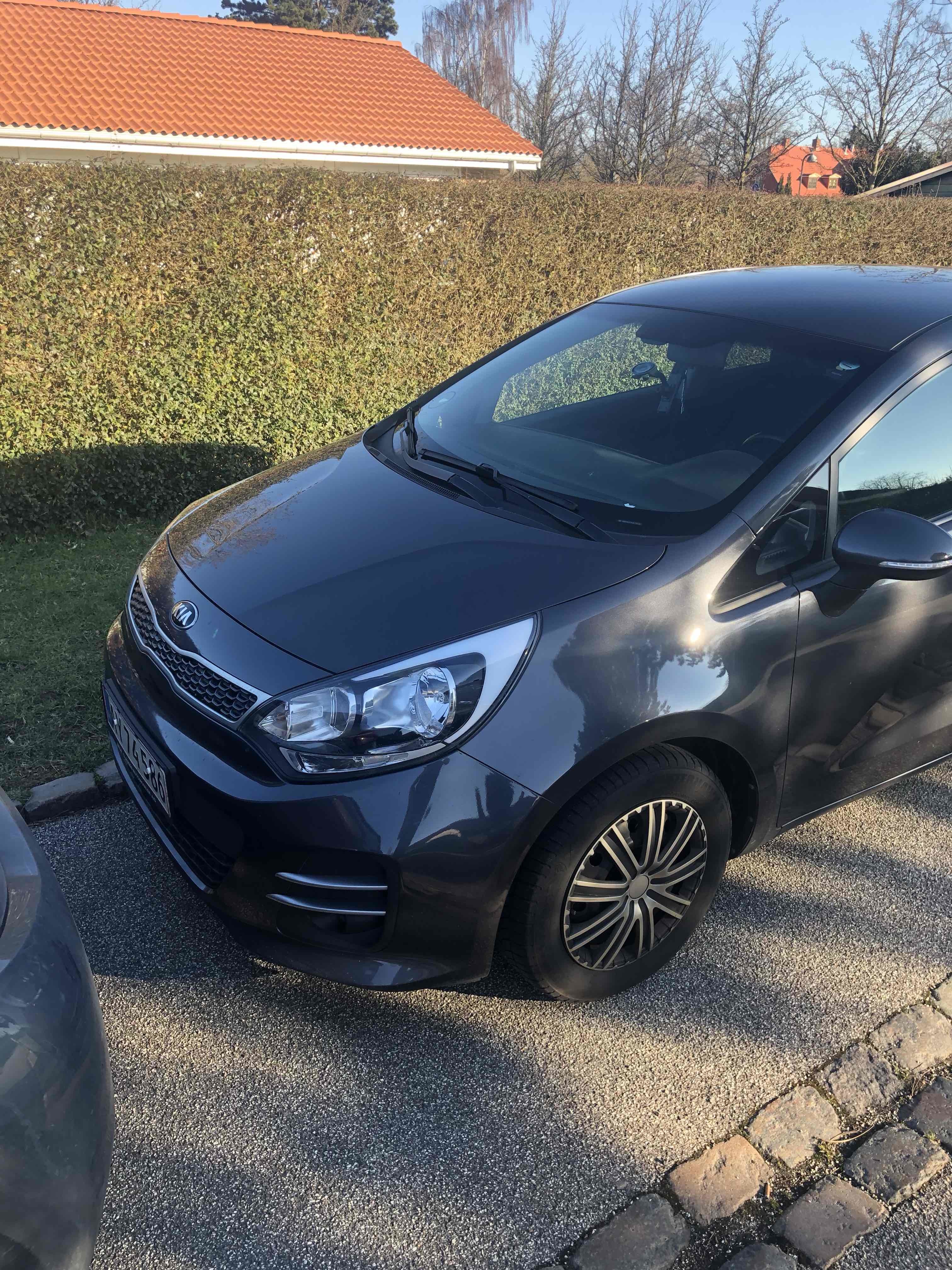 Grå Kia Rio fra 2016