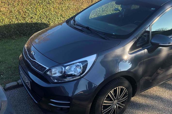 Grå Kia Rio fra 2016