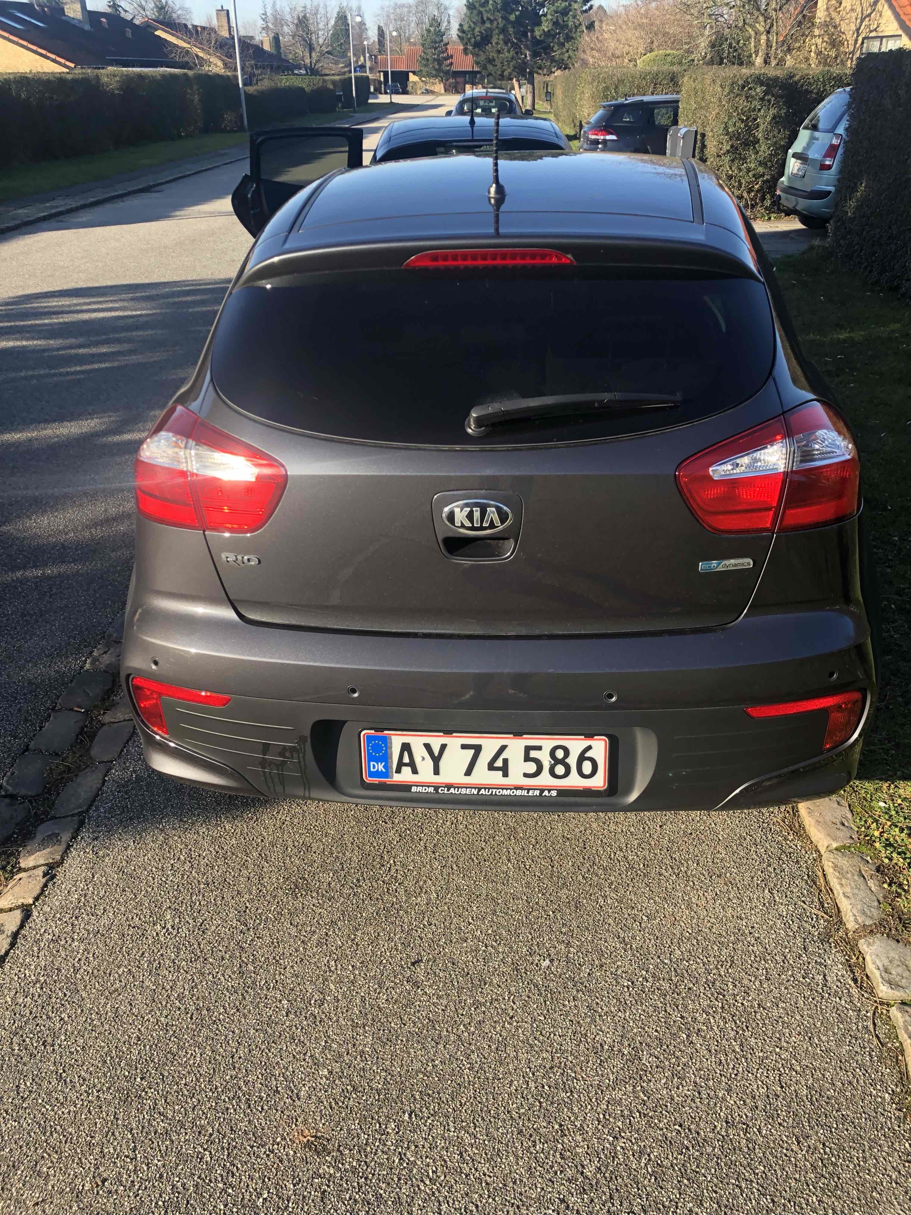 Grå Kia Rio fra 2016