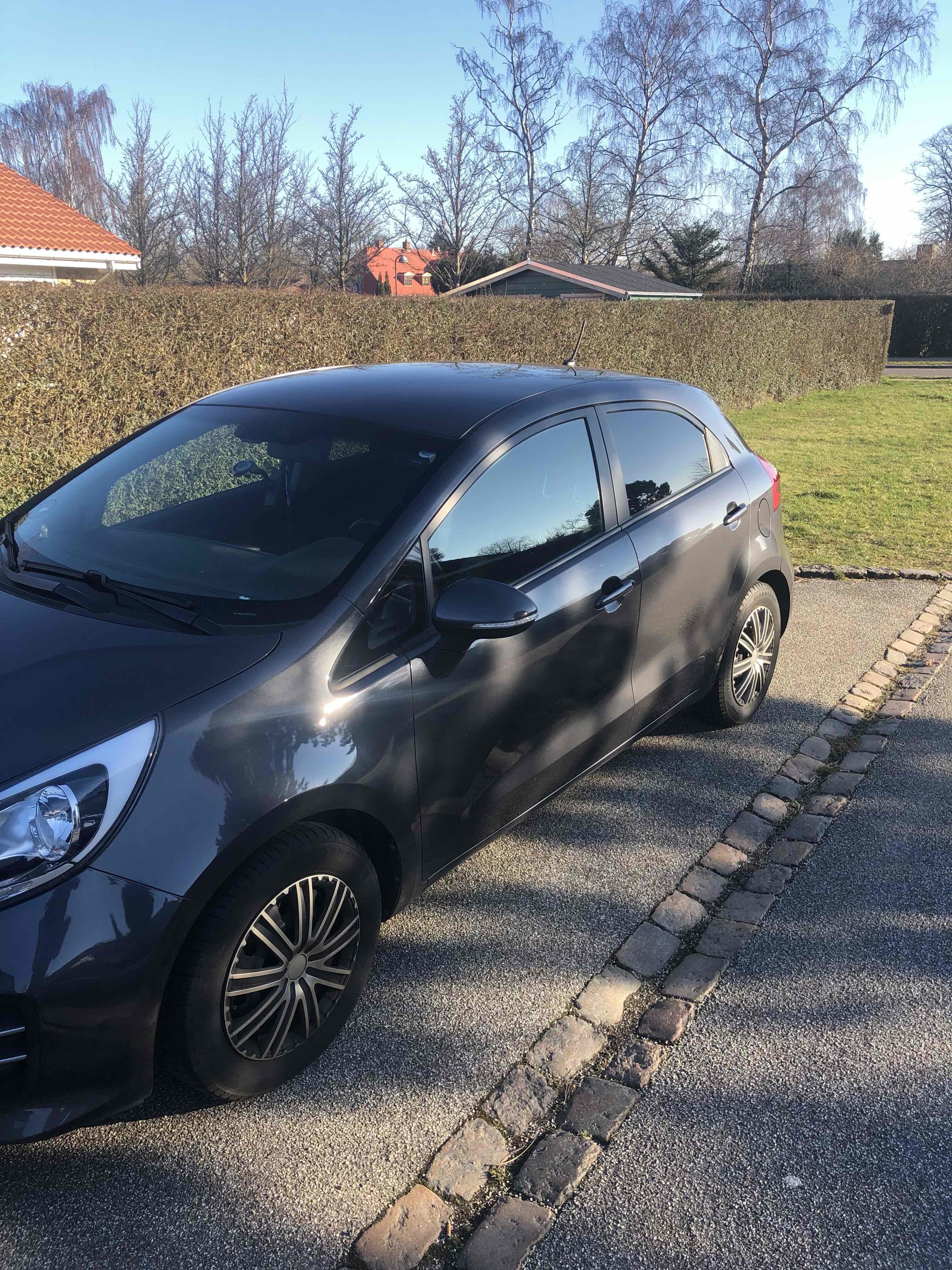 Grå Kia Rio fra 2016