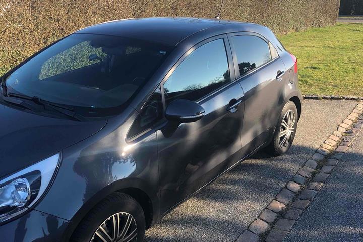 Grå Kia Rio fra 2016