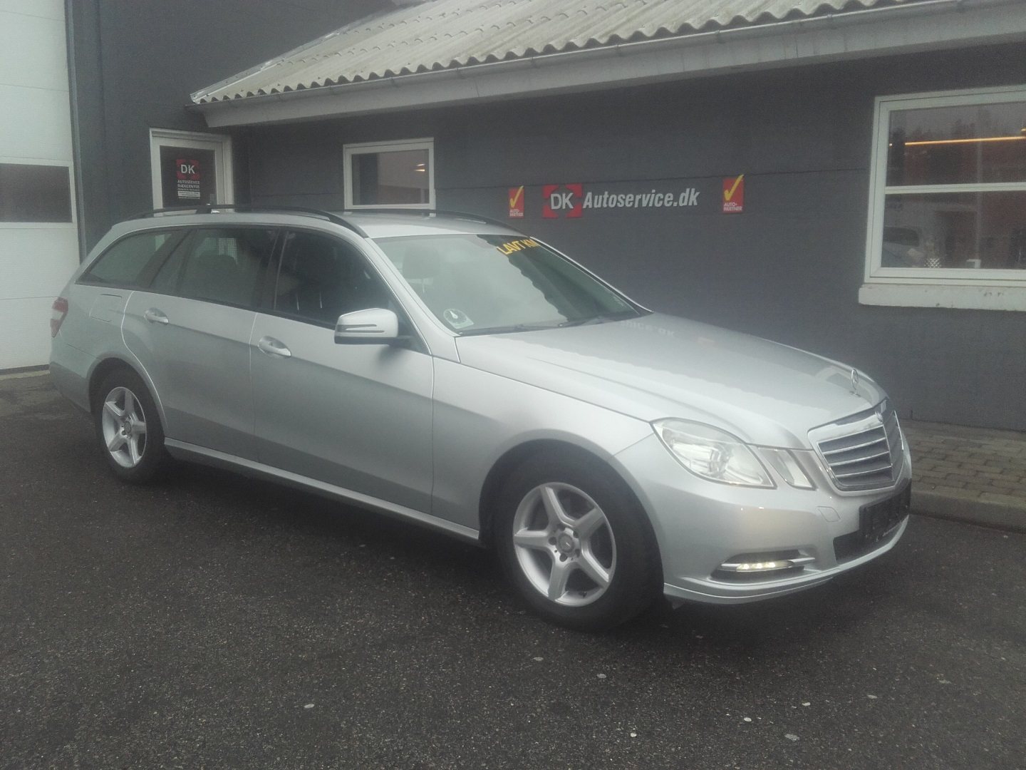 Grå Mercedes E200 fra 2012