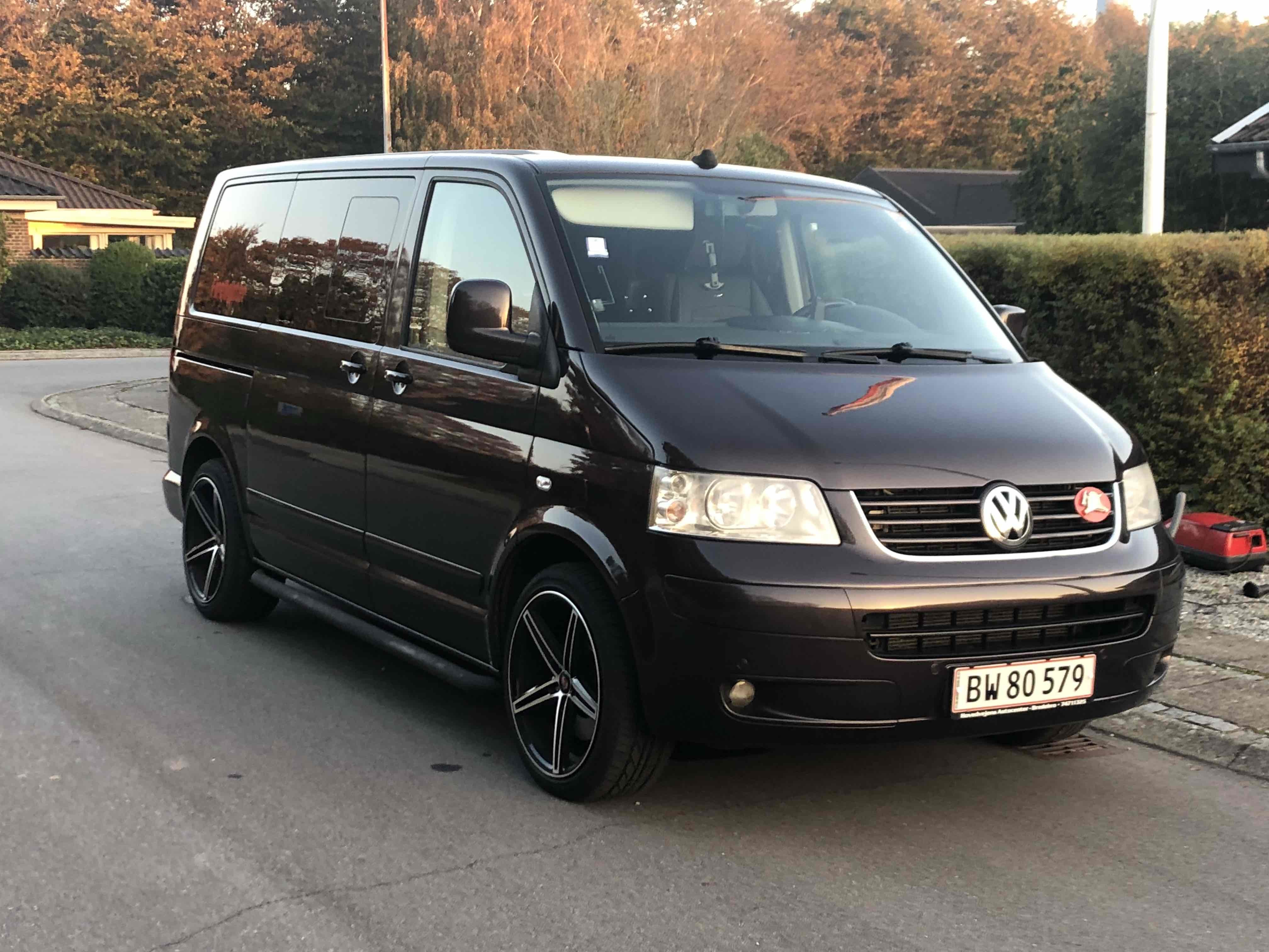 Brun VW Multivan fra 2007