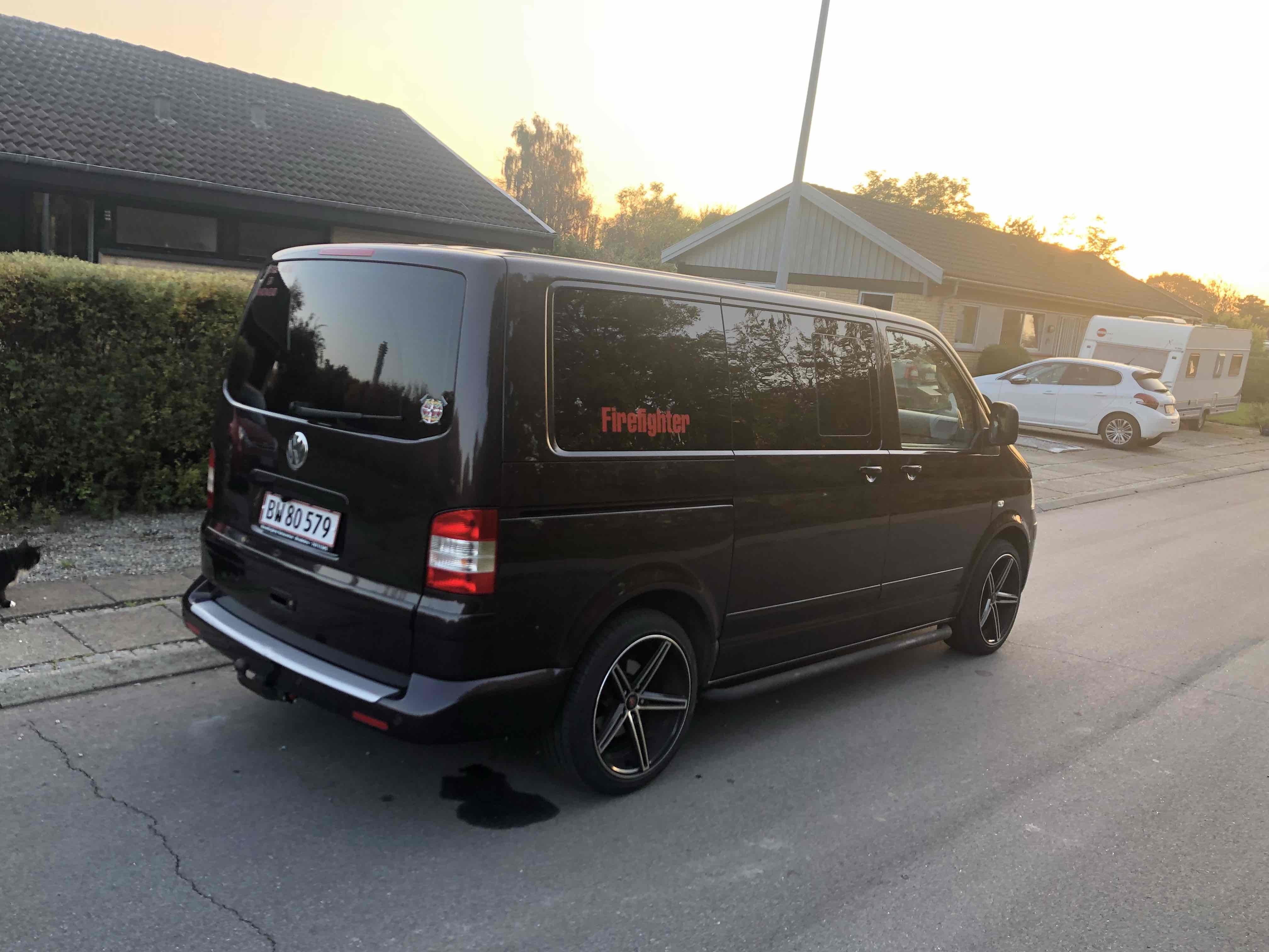 Brun VW Multivan fra 2007