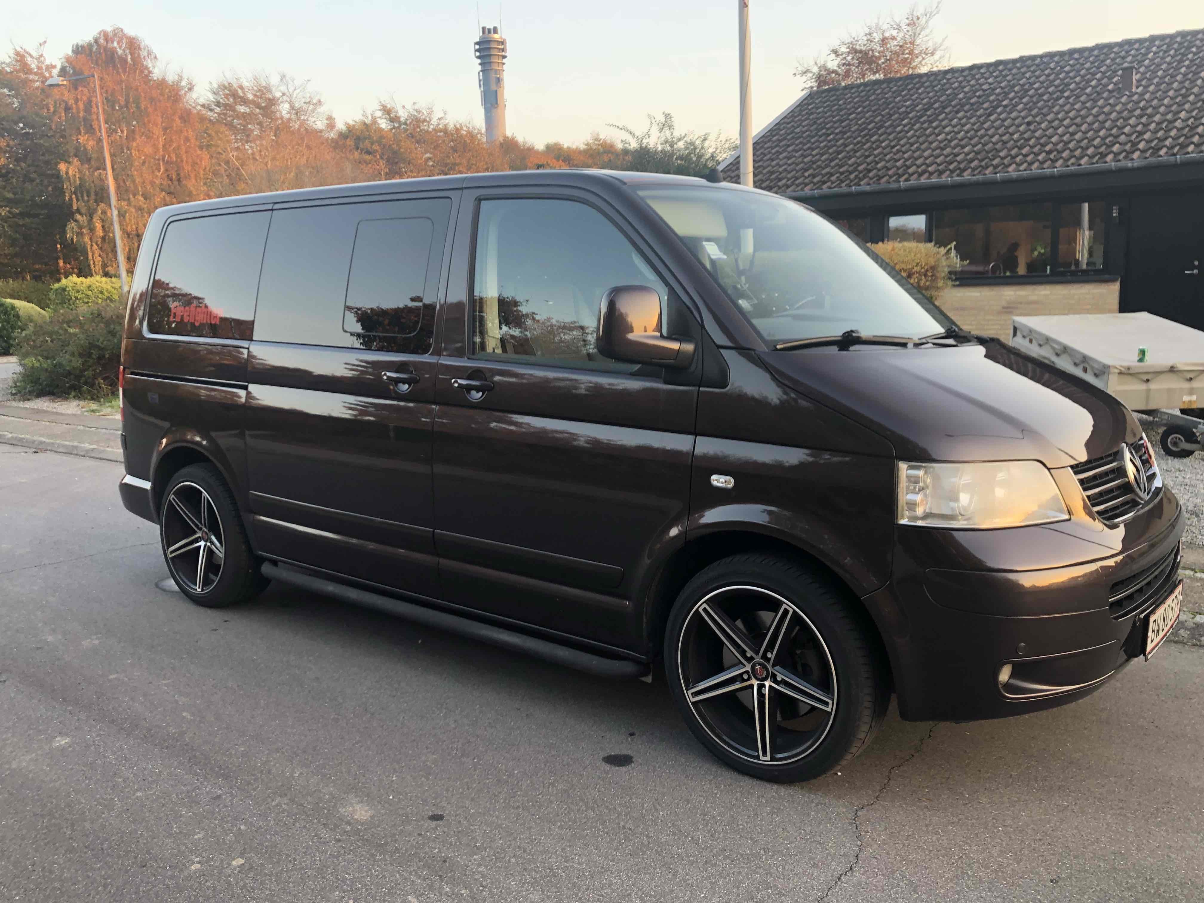 Brun VW Multivan fra 2007