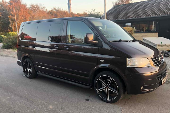 Brun VW Multivan fra 2007