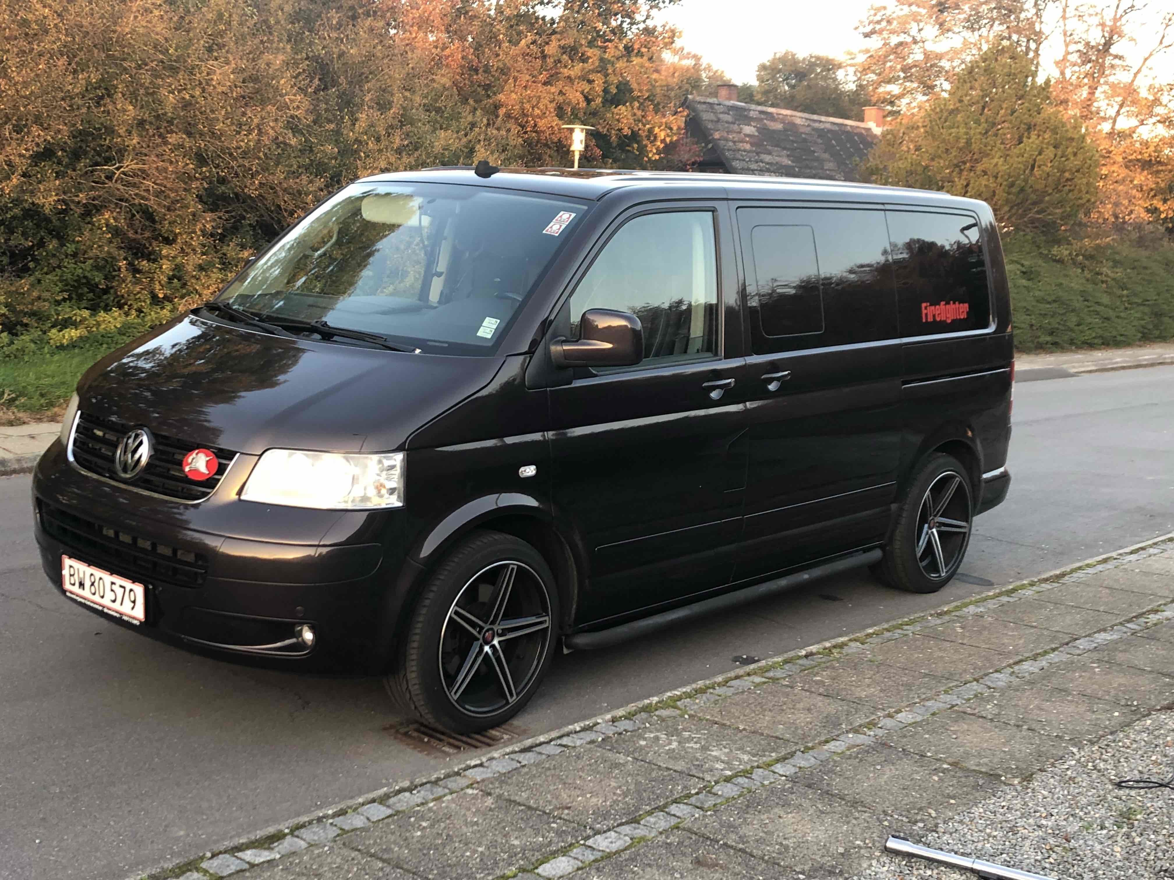 Brun VW Multivan fra 2007
