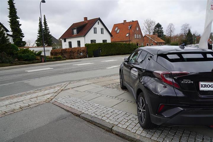 Sort Toyota C-HR fra 2018