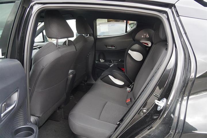 Sort Toyota C-HR fra 2018