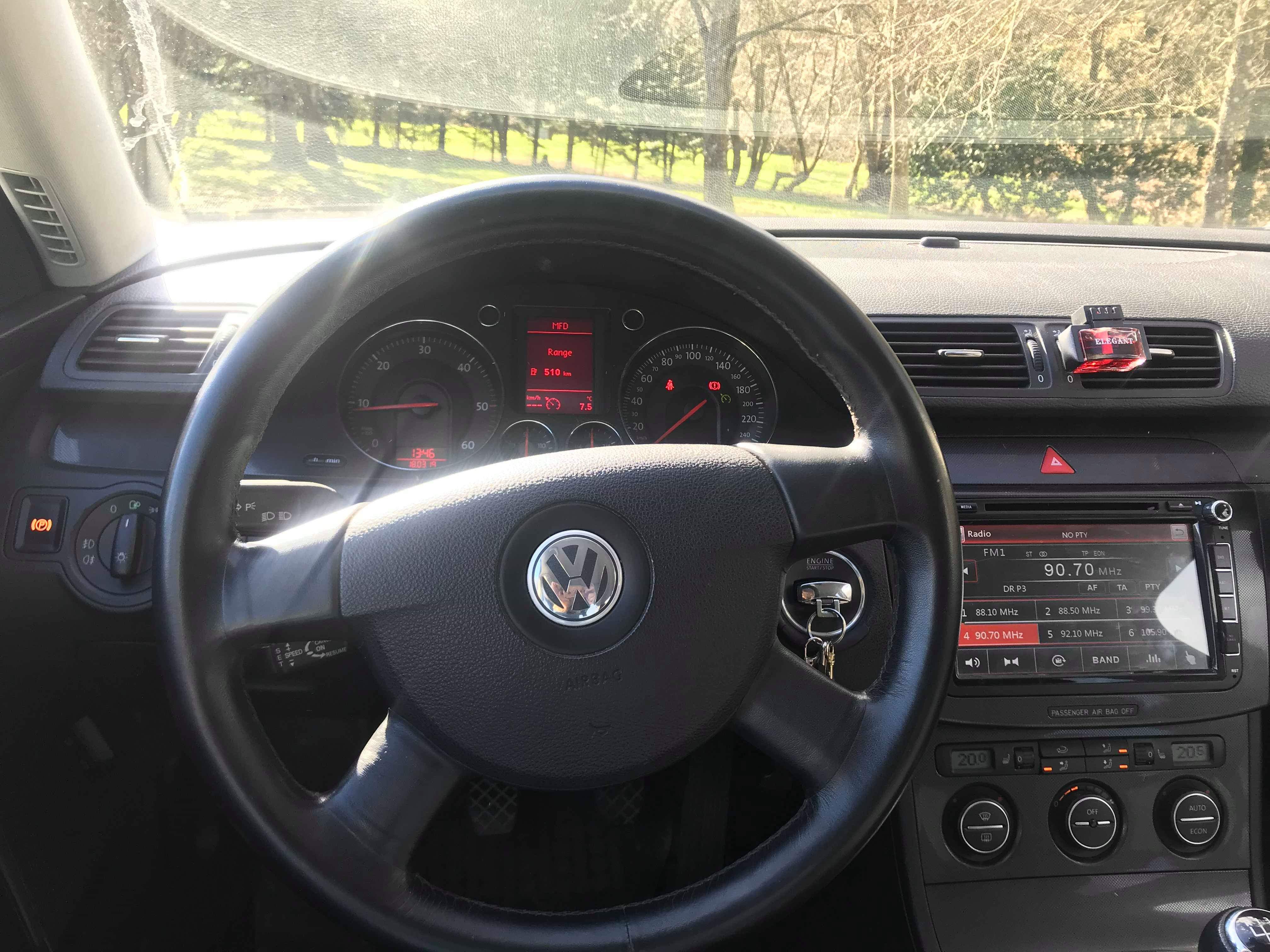 Sort VW Passat fra 2006
