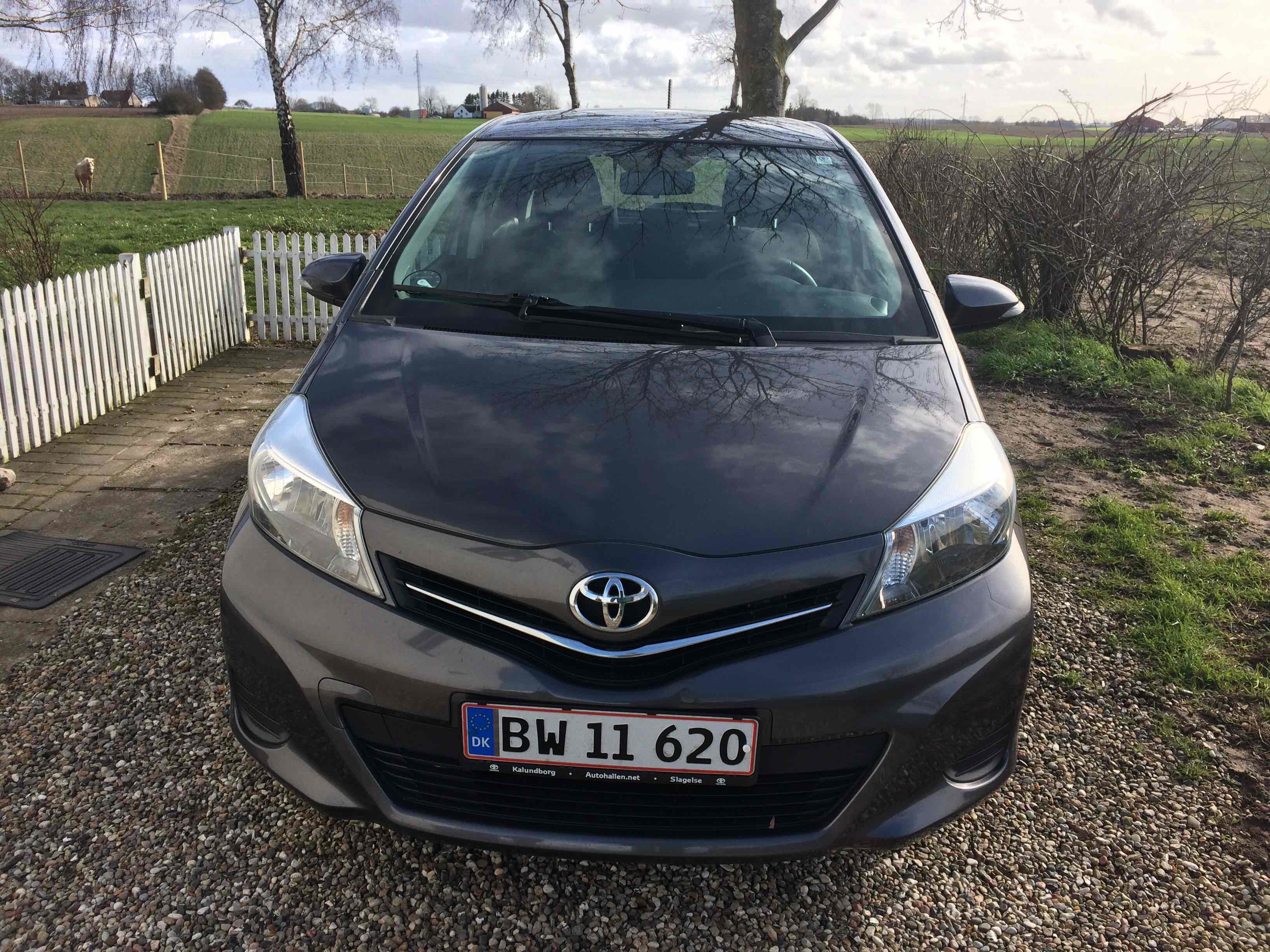 Grå Toyota Yaris fra 2014