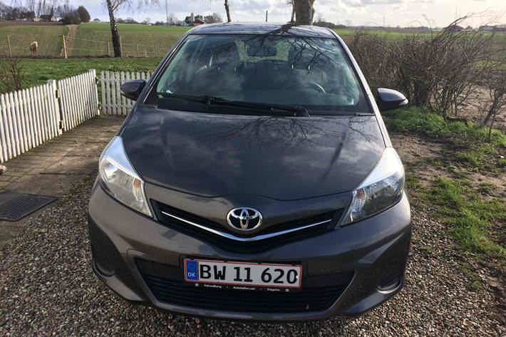 Grå Toyota Yaris fra 2014