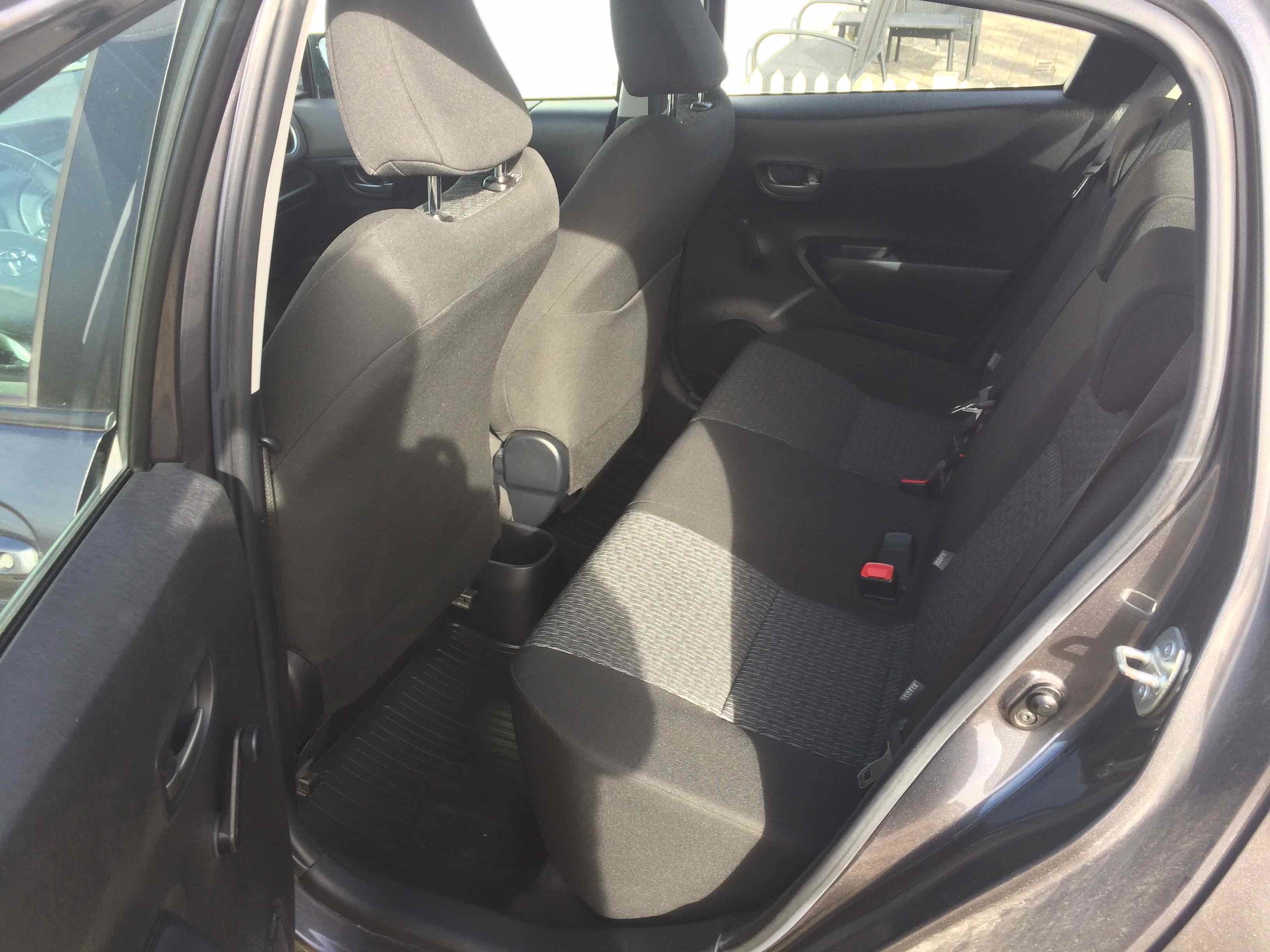 Grå Toyota Yaris fra 2014