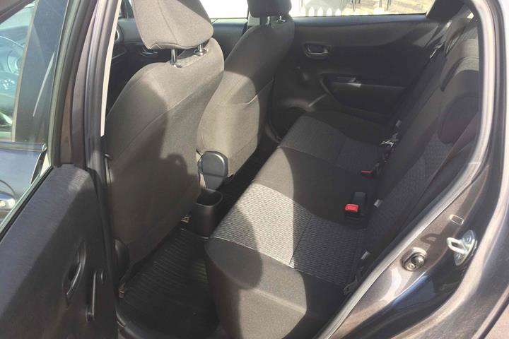 Grå Toyota Yaris fra 2014