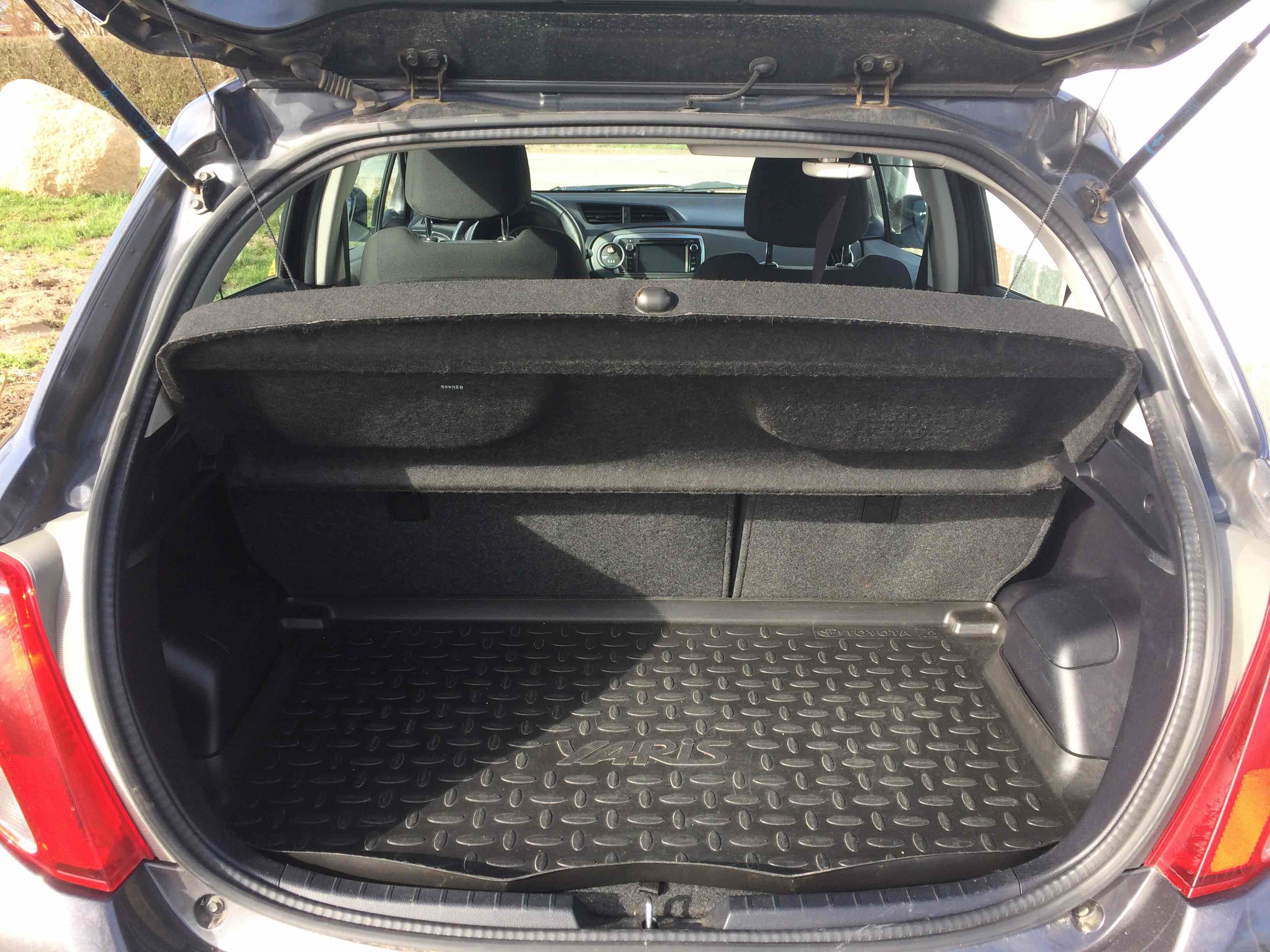 Grå Toyota Yaris fra 2014