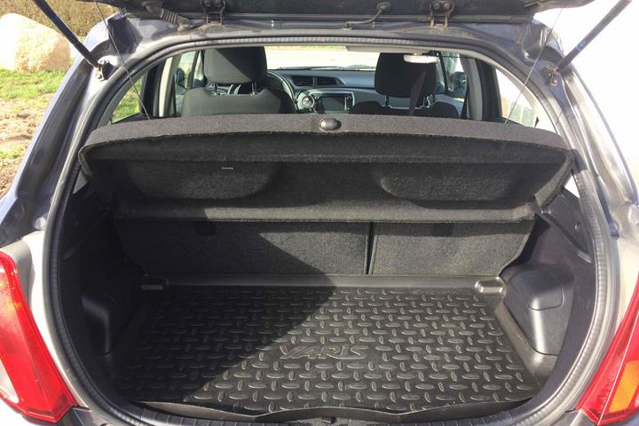 Grå Toyota Yaris fra 2014
