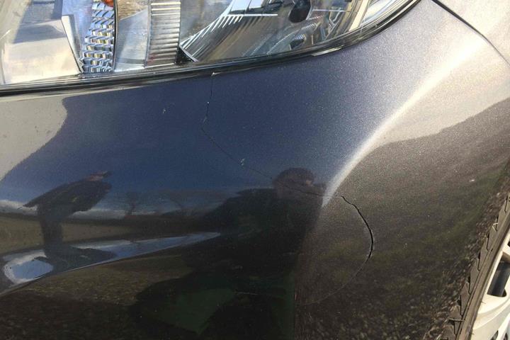 Grå Toyota Yaris fra 2014