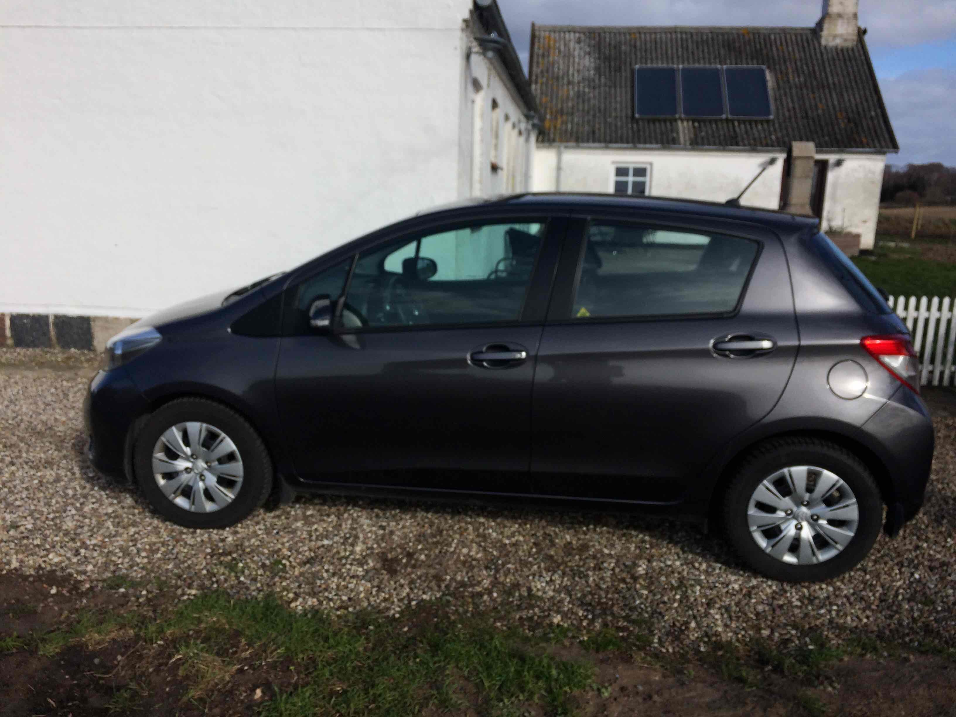Grå Toyota Yaris fra 2014