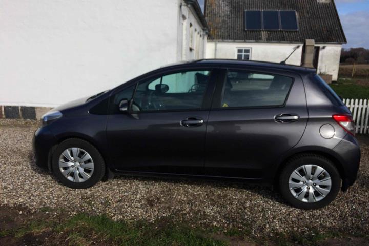 Grå Toyota Yaris fra 2014