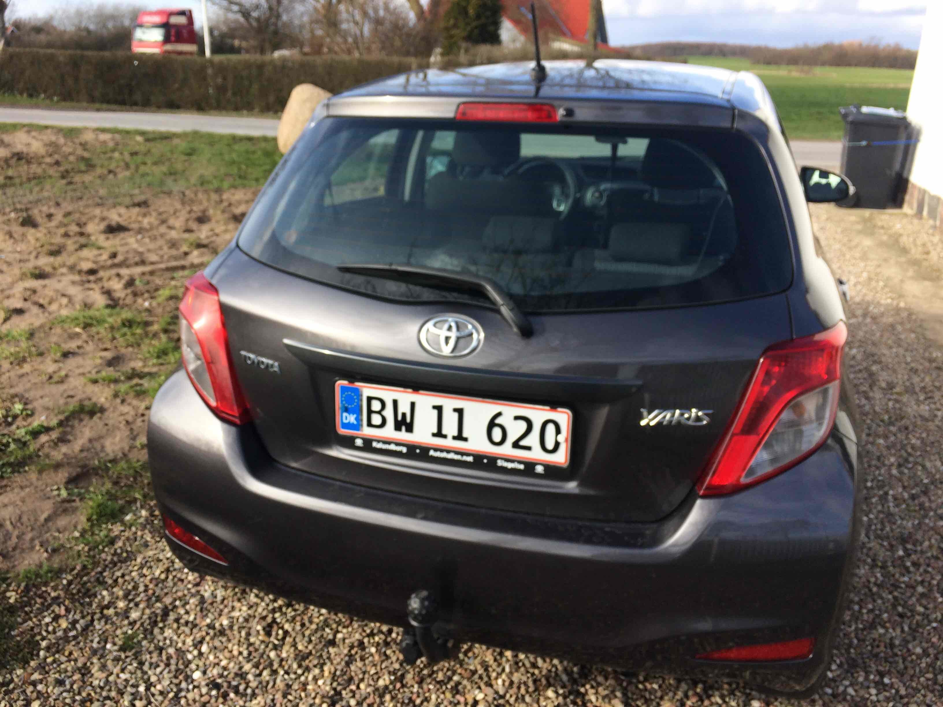 Grå Toyota Yaris fra 2014