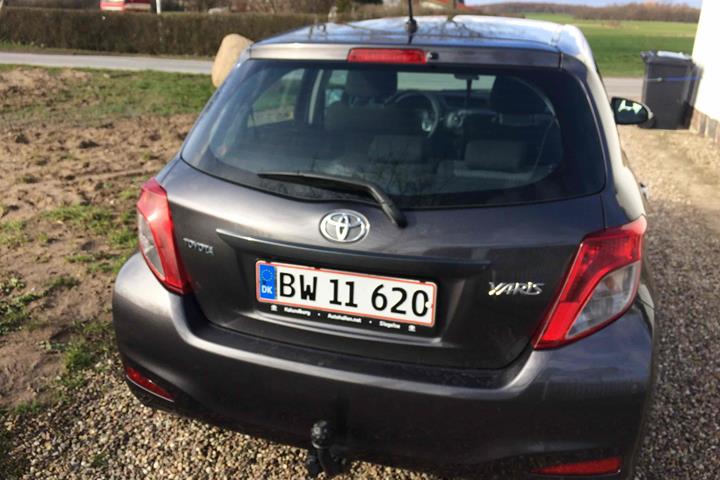 Grå Toyota Yaris fra 2014