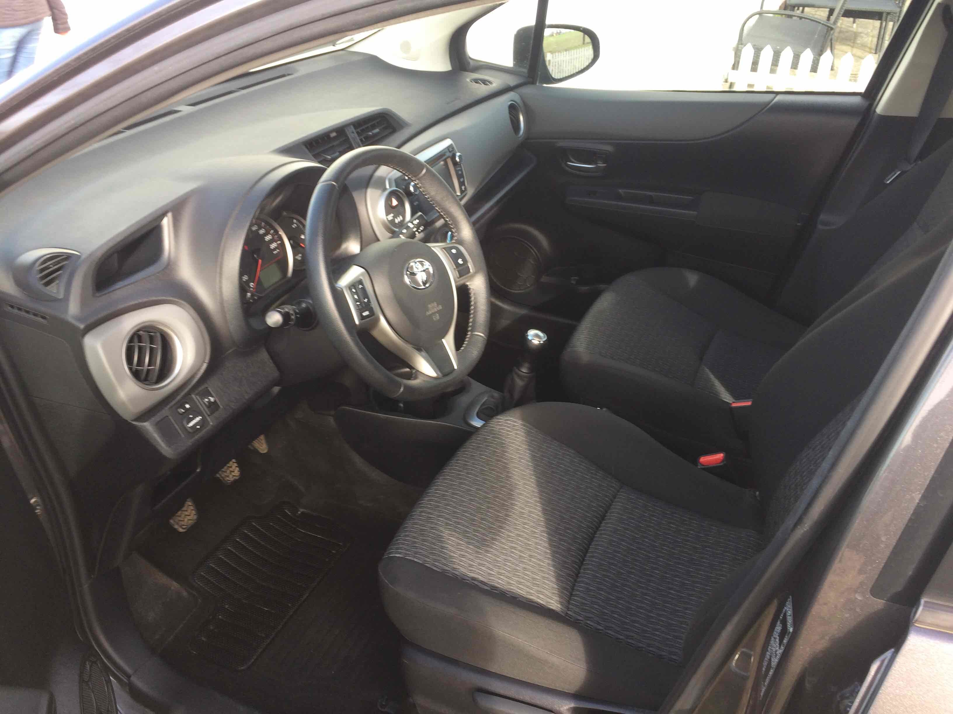 Grå Toyota Yaris fra 2014