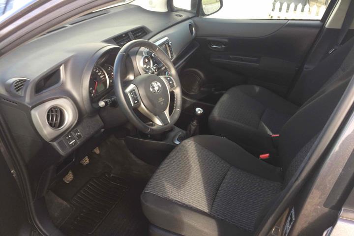 Grå Toyota Yaris fra 2014