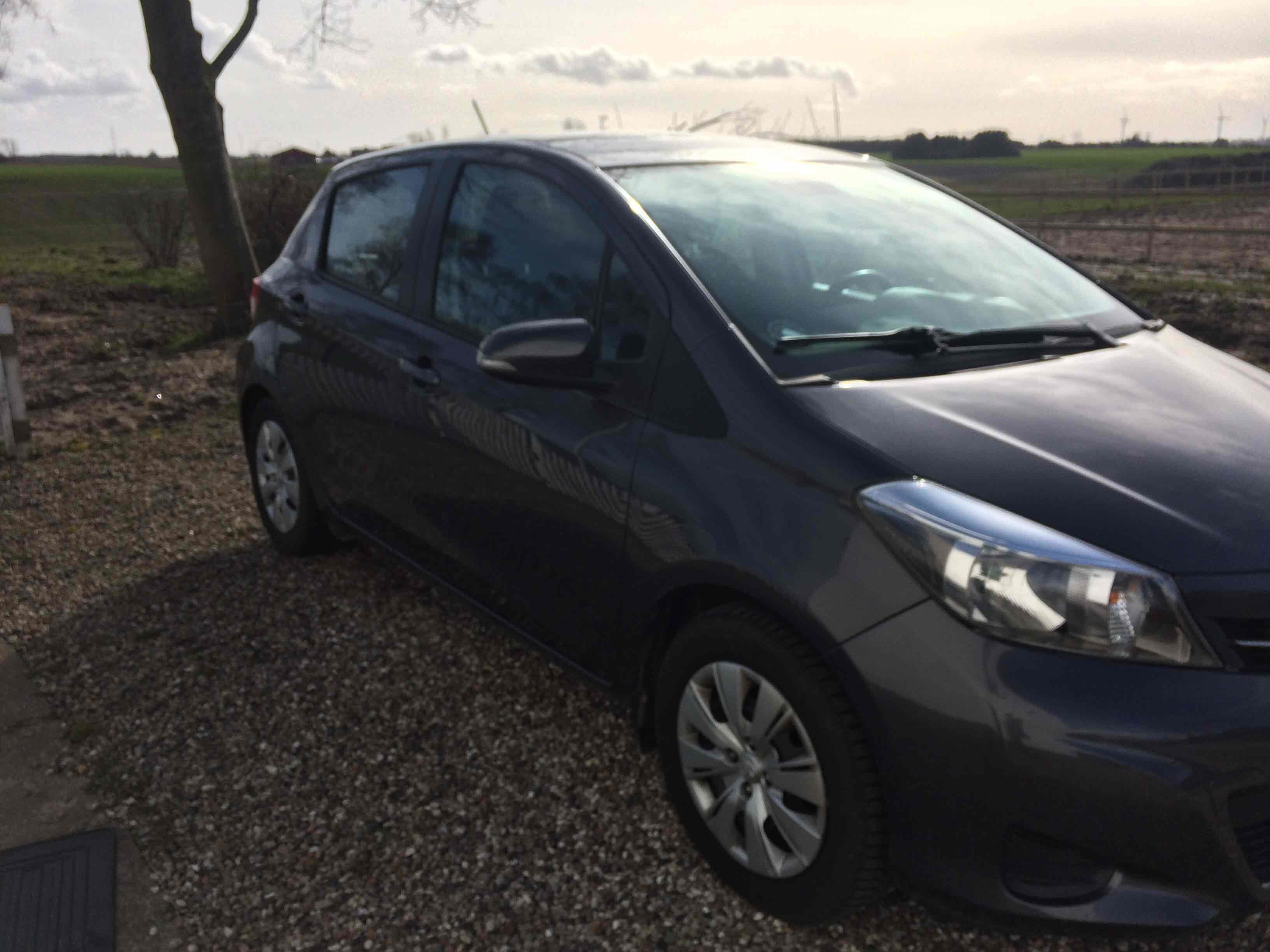 Grå Toyota Yaris fra 2014