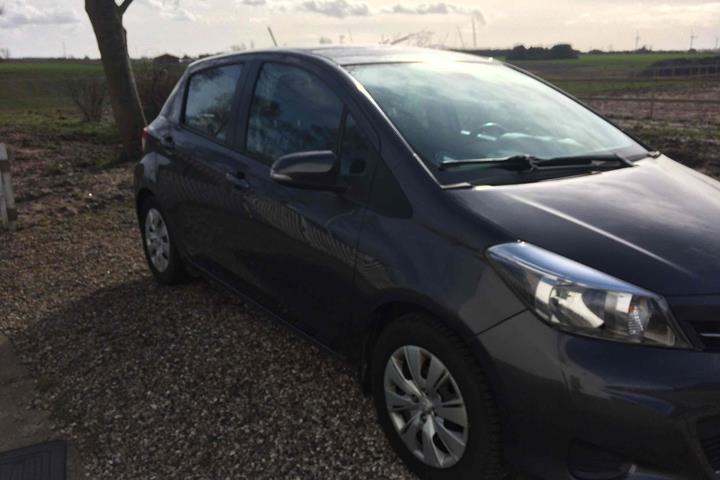 Grå Toyota Yaris fra 2014