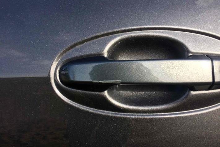 Grå Toyota Yaris fra 2014