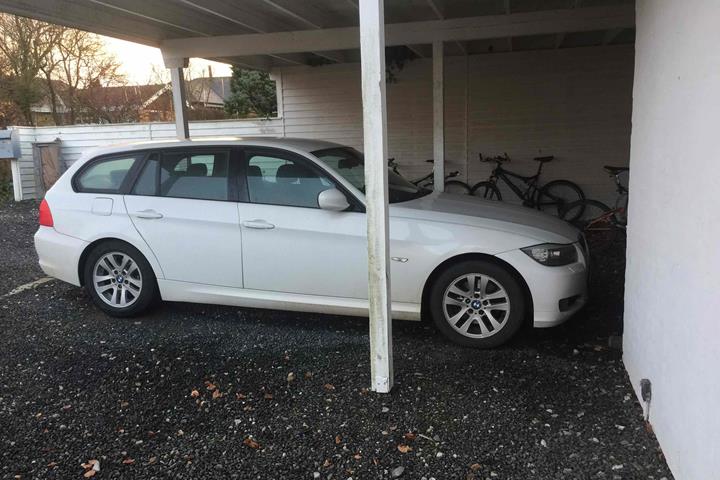 Hvid BMW 320d fra 2008