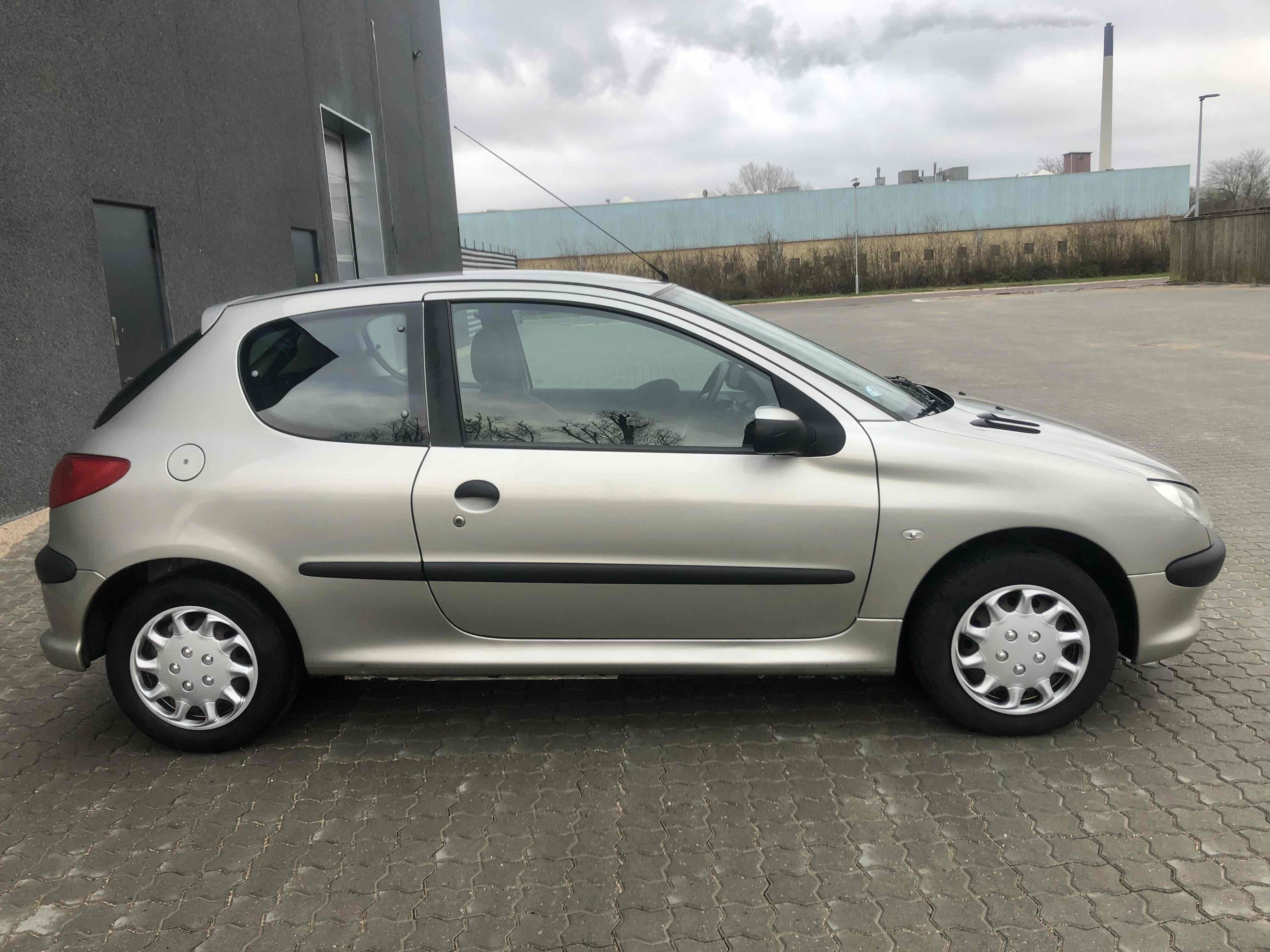 Grå Peugeot 206 fra 2007