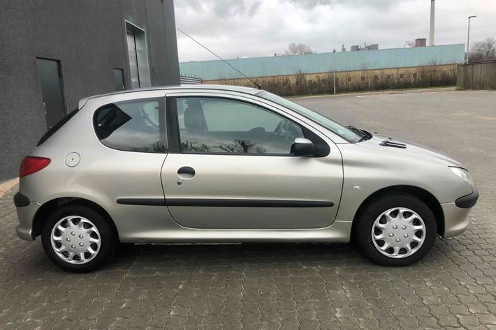 Grå Peugeot 206 fra 2007