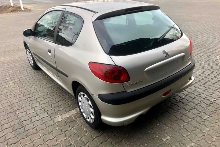 Grå Peugeot 206 fra 2007