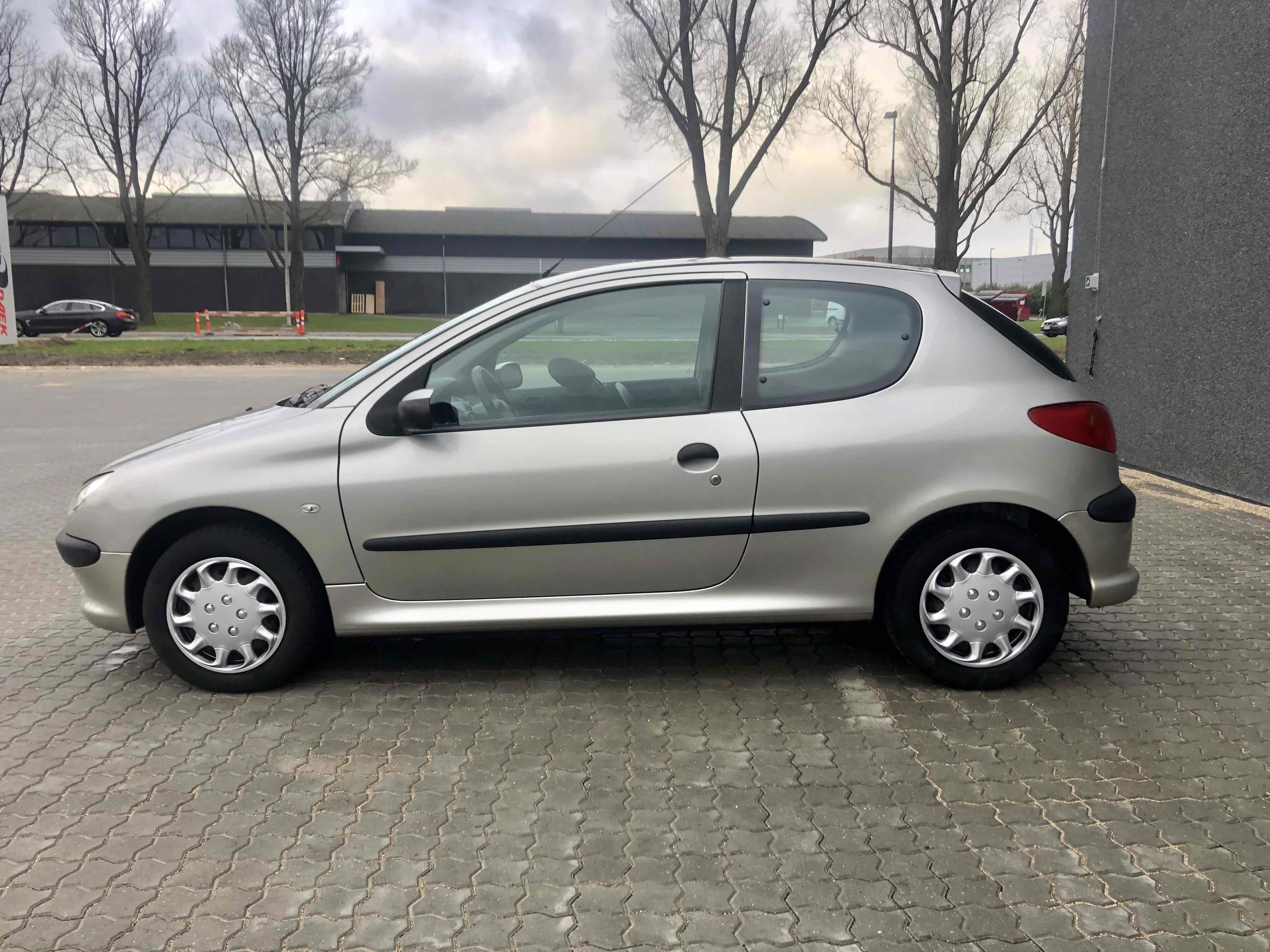Grå Peugeot 206 fra 2007