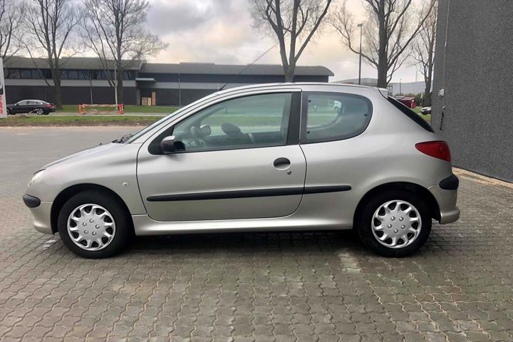 Grå Peugeot 206 fra 2007