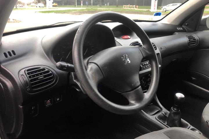 Grå Peugeot 206 fra 2007