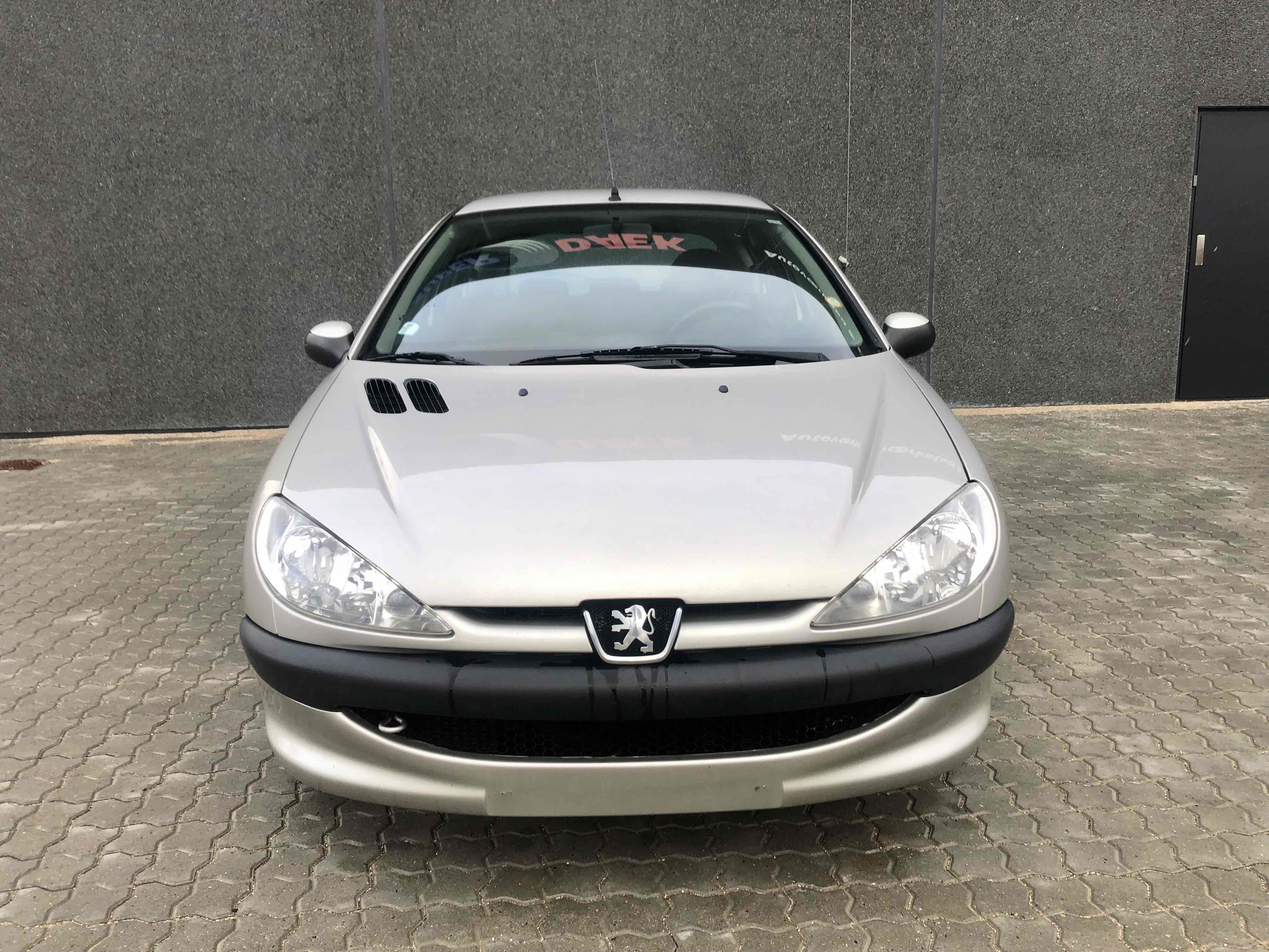 Grå Peugeot 206 fra 2007