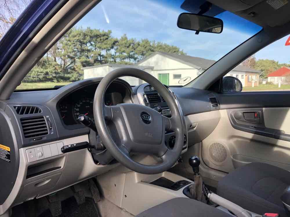 Blå Kia Cerato fra 2005