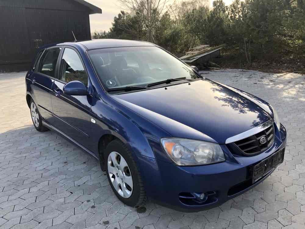 Blå Kia Cerato fra 2005
