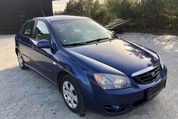 Blå Kia Cerato fra 2005