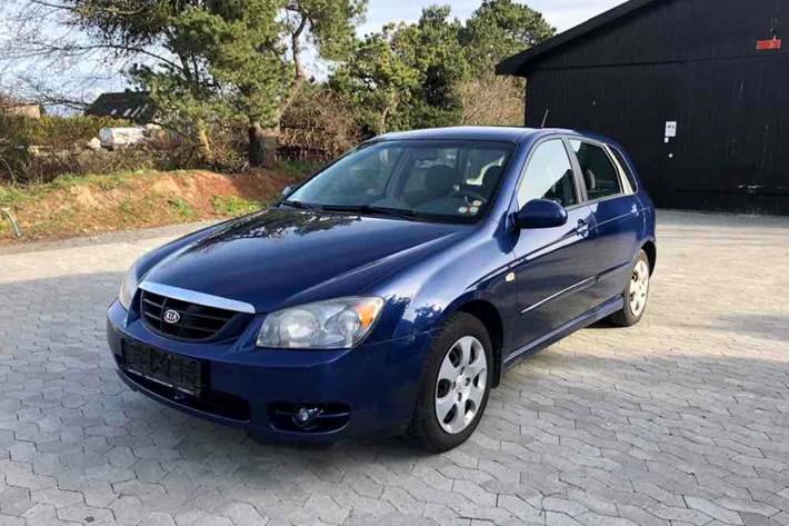 Blå Kia Cerato fra 2005