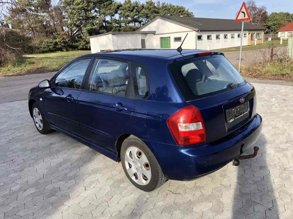 Blå Kia Cerato fra 2005