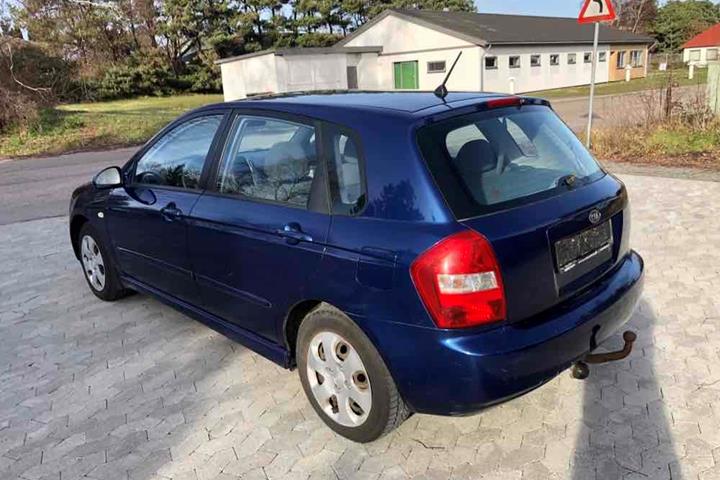 Blå Kia Cerato fra 2005