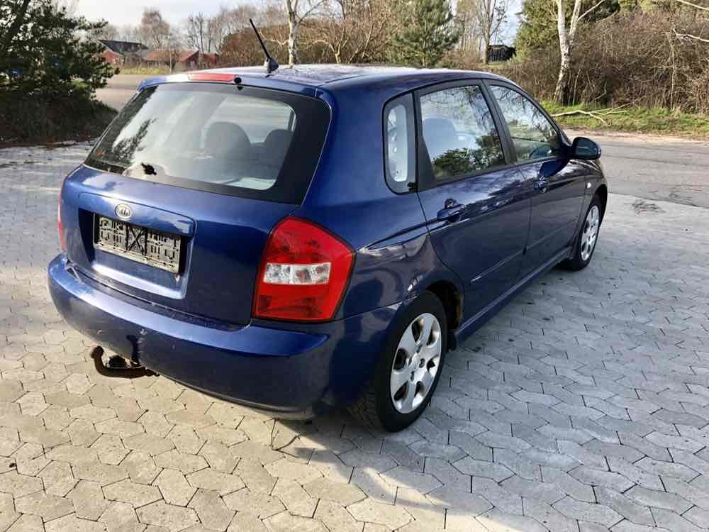 Blå Kia Cerato fra 2005