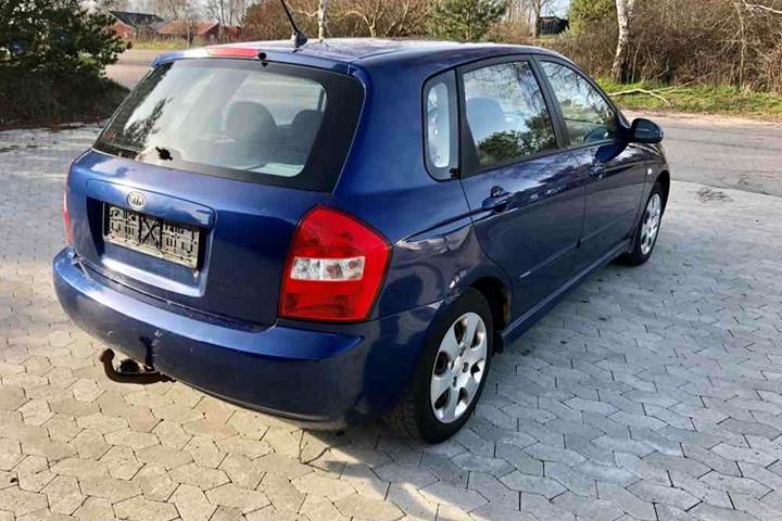 Blå Kia Cerato fra 2005