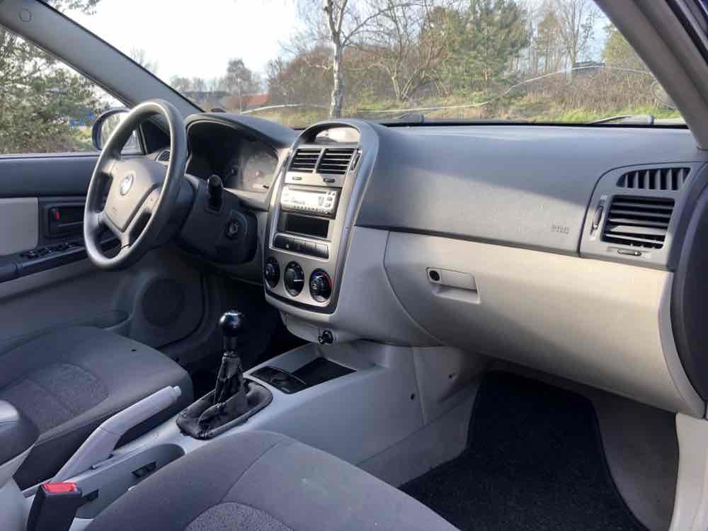 Blå Kia Cerato fra 2005